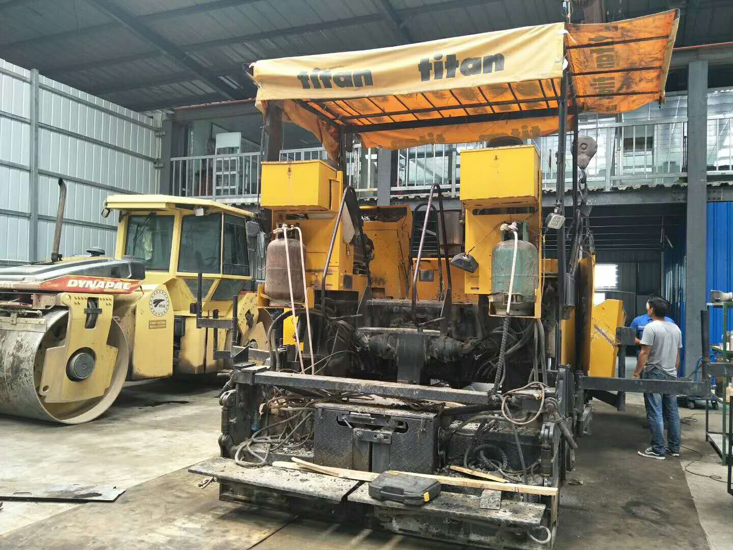 維修銑刨機、攤鋪機、壓路機、冷再生等路面機械設(shè)備
